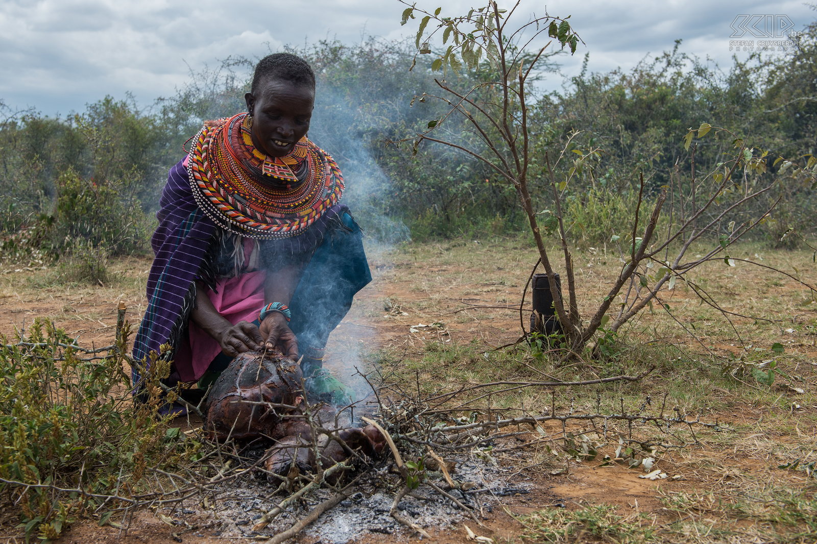 Kisima - Samburu lmuget - Woman This Samburu woman is roasting the cow liver. Stefan Cruysberghs